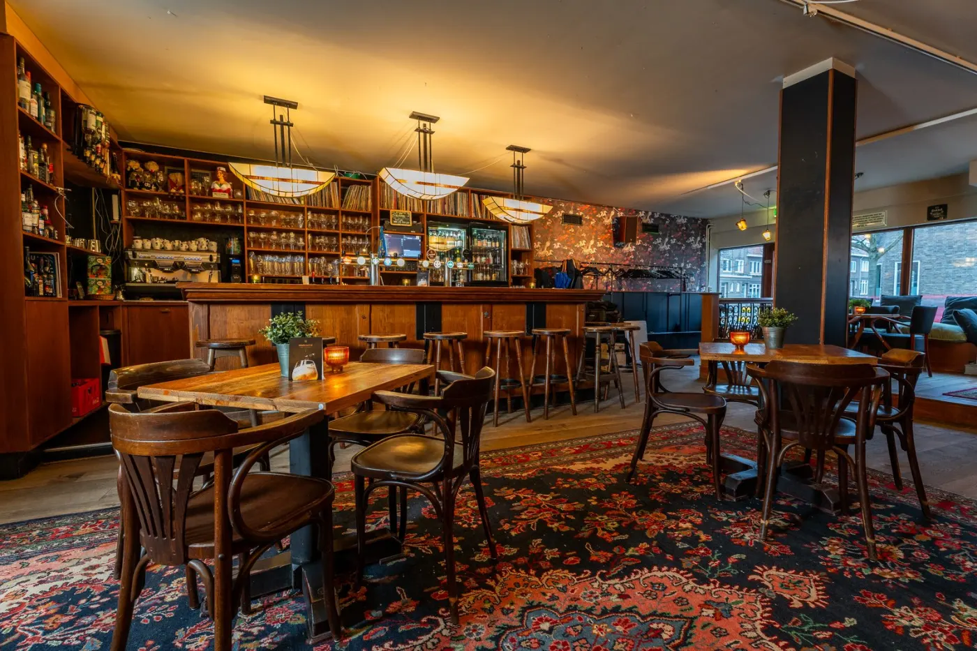 Bar met vinylplaten en warme verlichting bij De Fabel